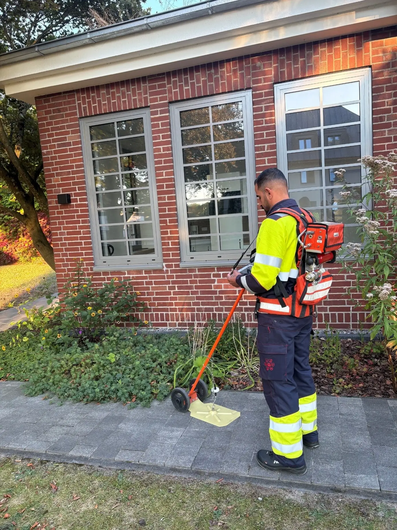 Mitarbeiter mit Gasleck-Scanequiptment